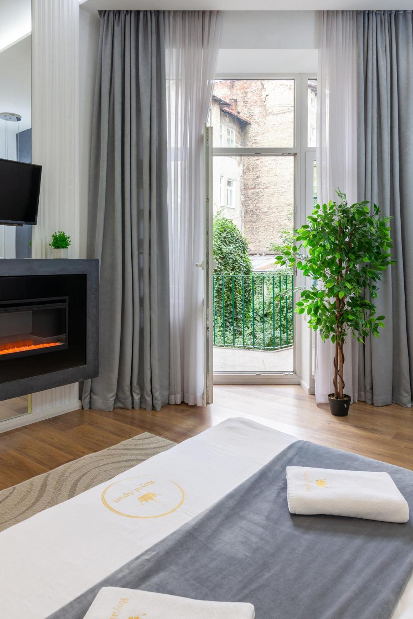 Royal Apartment On Franka 28 Lviv Ngoại thất bức ảnh